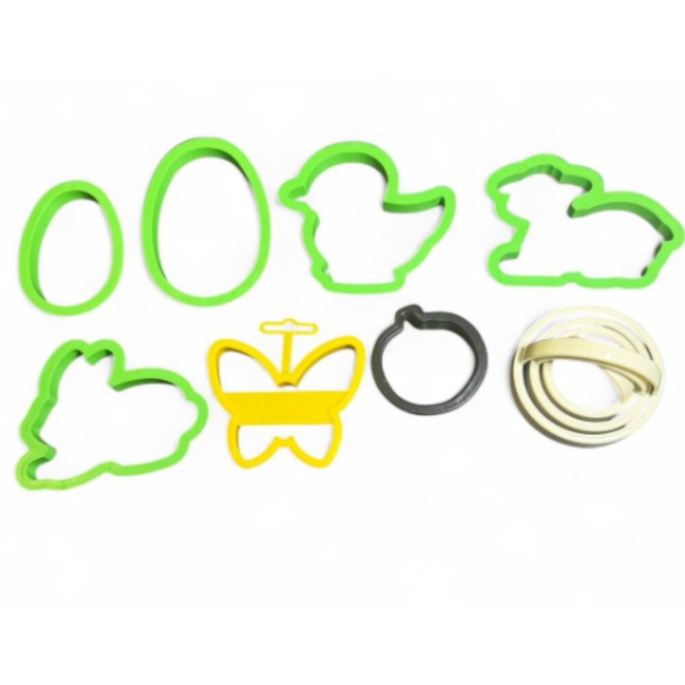 Vtg Cookie Cutters & Round Dough Cutters Wilton Mixed Shapes Cottagecore Decor